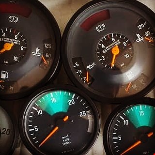 آمپر چهار گانه و دور موتور مایلر صفحه مشکی.